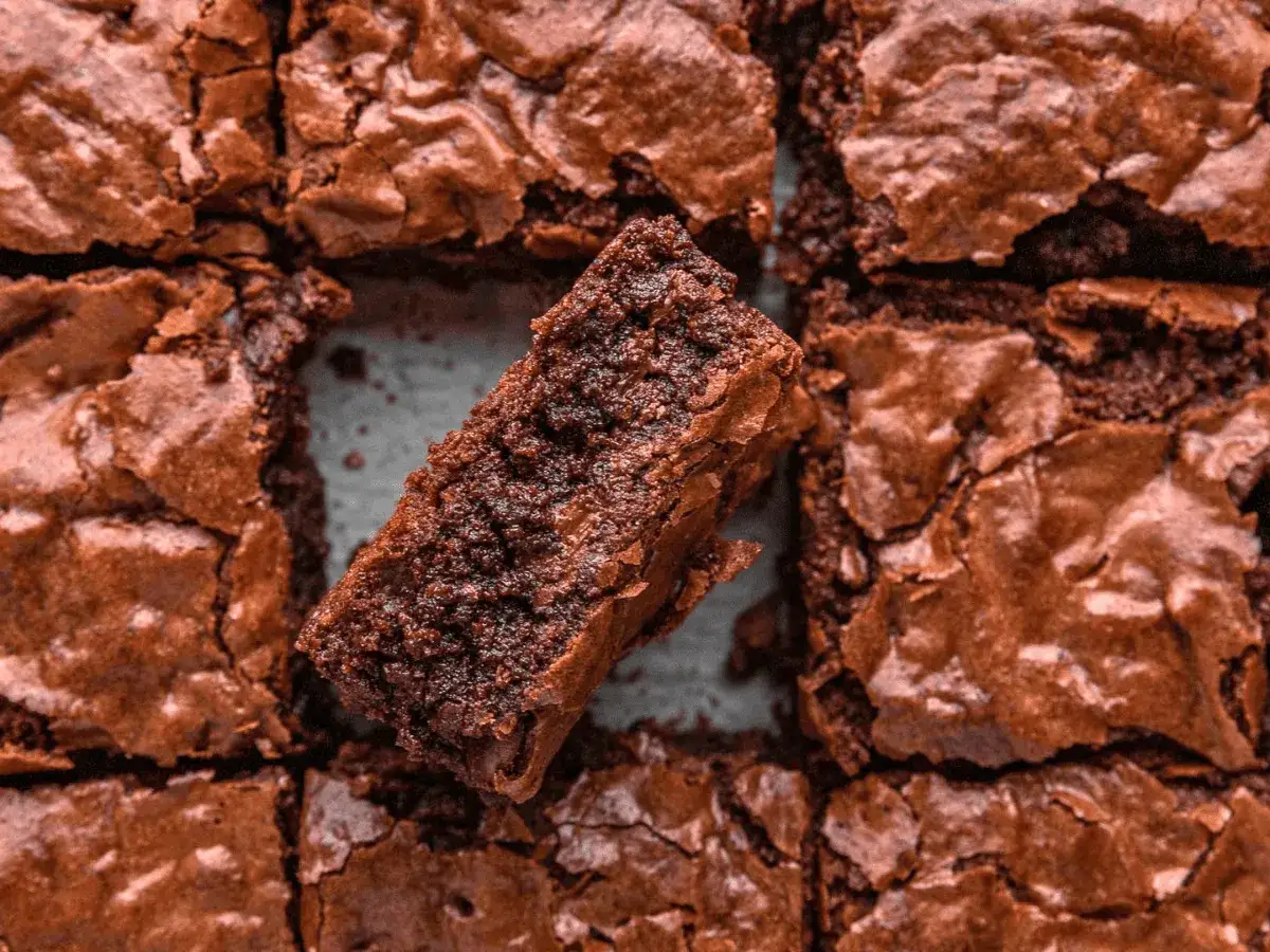 Saftige schoko brownies, frisch gebacken und bereit zum Genießen. Ein Stück fehlt, um die köstliche Textur zu zeigen.