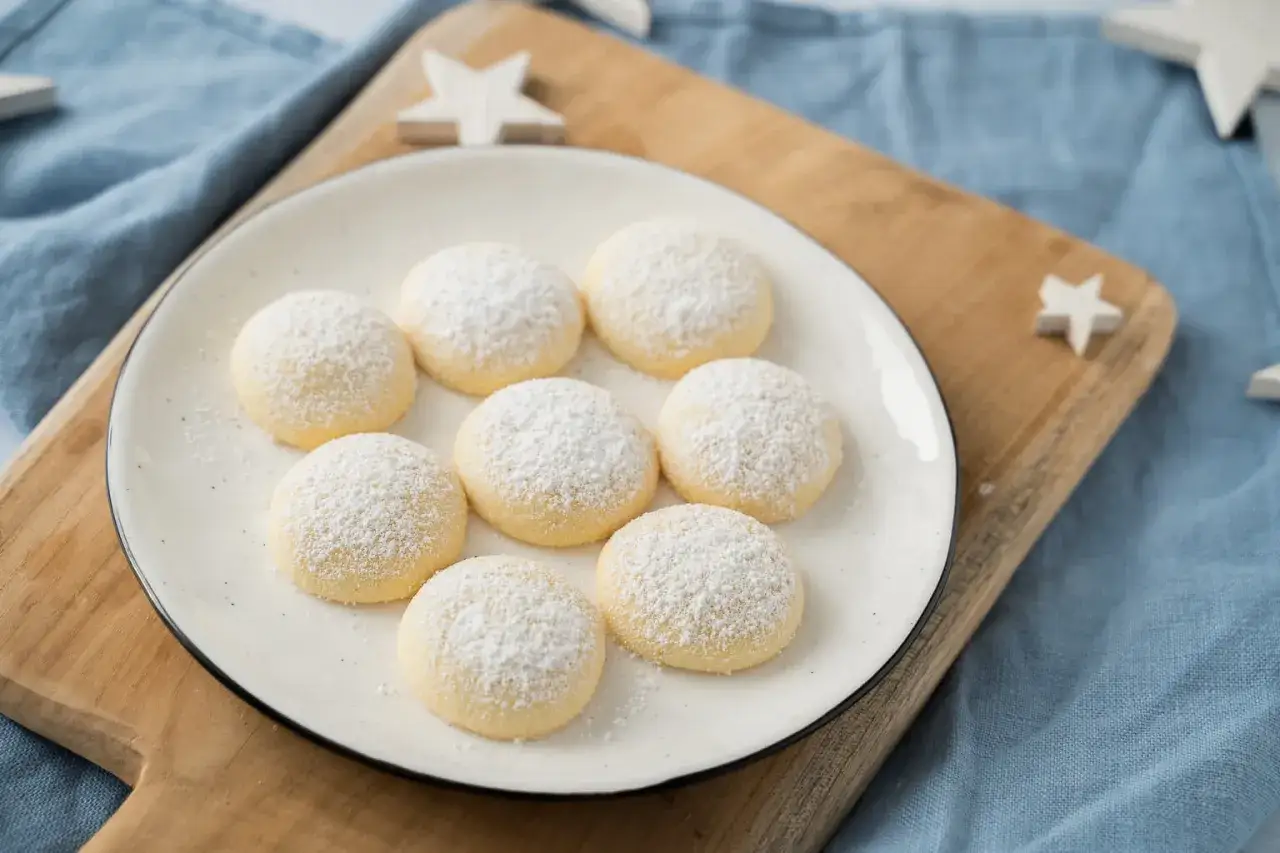 Zarte Butterkekse, best&auml;ubt mit Puderzucker, warten auf das perfekte butterkekse rezept.