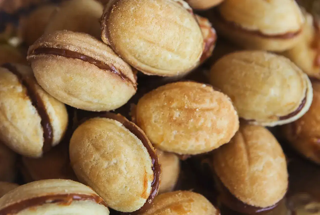 Nahaufnahme von Oreschki, gefüllt mit süßer Karamellcreme. Ein köstliches Oreschki Rezept zum Nachbacken.