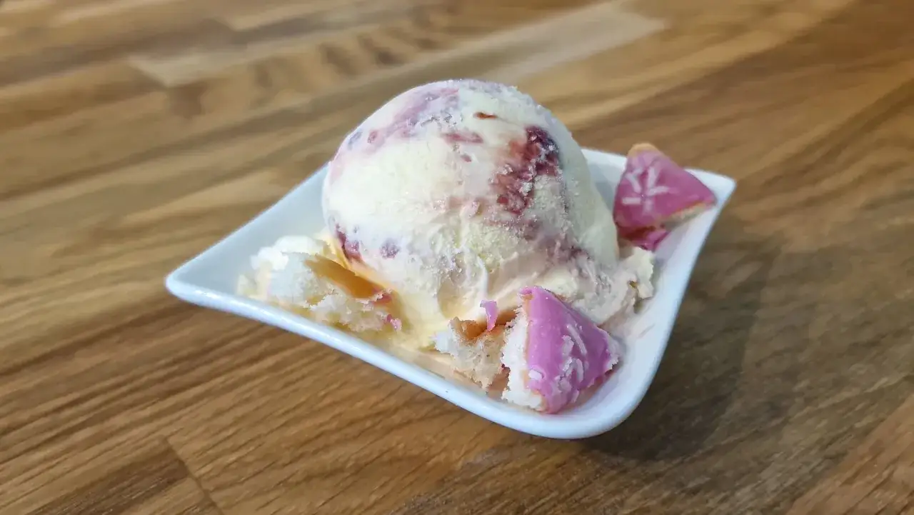 Cremiges Eis mit Fruchtwirbeln und rosa Keksen. Perfekt, wenn du Crème double selber machen möchtest, um dieses Dessert zu kreieren.