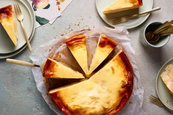 Ein köstlicher Apfel Schmand Kuchen, angeschnitten und bereit zum Genießen. Goldbraun gebacken, mit cremigem Belag.