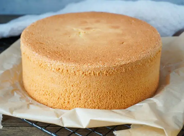 Perfekter Biskuitboden, bereit für Ihr nächstes biskuitboden rezept. Luftig und goldbraun, wartet er darauf, verziert zu werden.