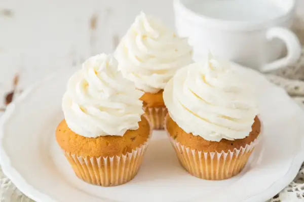 Drei Cupcakes mit cremiger Buttercreme, perfekt für ein einfaches Frosting Rezept.