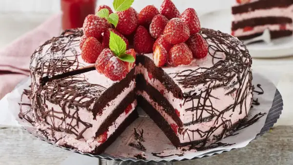 Eine köstliche Erdbeer Schoko Torte mit frischen Erdbeeren und zarter Schokoladendekoration.