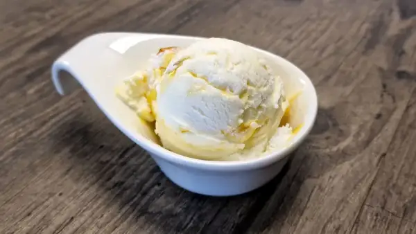 Cremiges Vanilleeis mit Honig-Swirls in einer weißen Schale. Perfekt, wenn du Lust hast, eispulver selber machen.