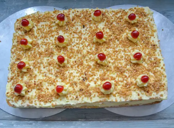 Rechteckiger Kuchen mit Buttercreme, gehackten Nüssen und Kirschen, wie Frankfurter Kranz Schnitten.