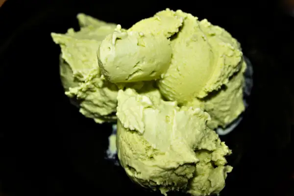 Ein Berg aus cremigem, hellgrünem Eis, das aussieht, als wäre die eisbasis selber machen eine tolle Idee gewesen.