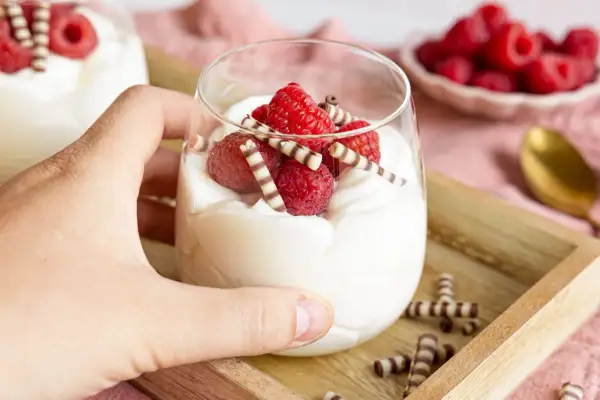 Ein schnelles Dessert mit Mascarpone, garniert mit frischen Himbeeren und Schokostäbchen. Perfekt für süße Momente!