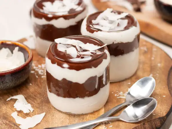Schokoladen-Kokos-Traum: Ein köstliches Dessert im Glas mit cremiger Schicht und Kokosflocken.