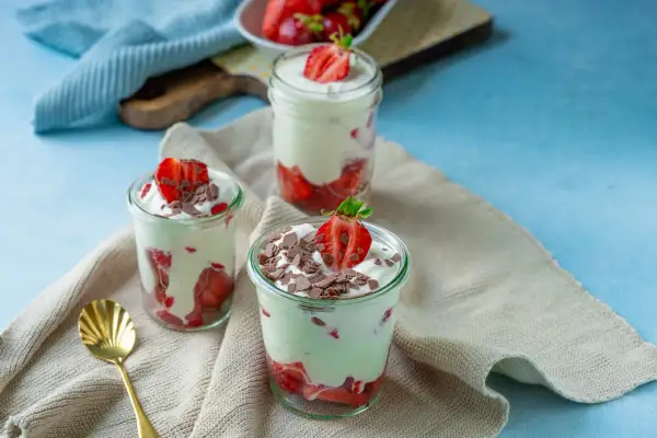 Leckere Quarkspeise mit frischen Erdbeeren und Schokostreuseln in Gläsern, ein einfaches Rezept für den Sommer.