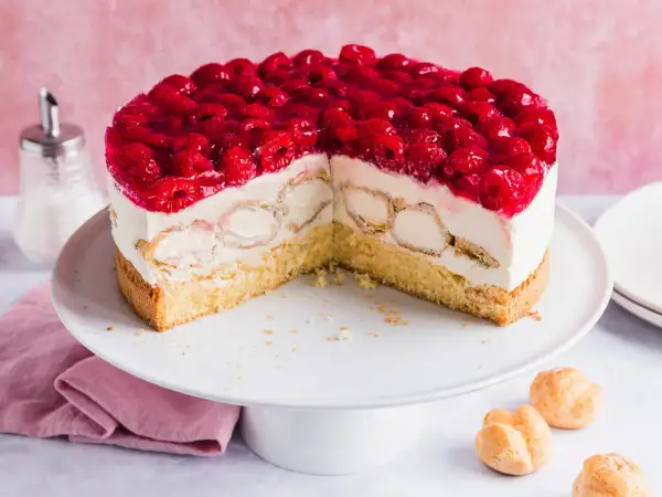 Eine köstliche Windbeutel Torte mit frischen Himbeeren und Sahne. Ein Traum für jeden Kuchenliebhaber!