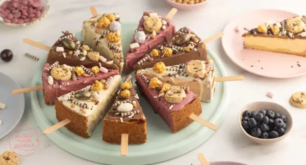 Bunte Cheesecake-Sticks mit Schokolade, Keksen und Popcorn. Ein süßer Genuss für jeden Anlass.