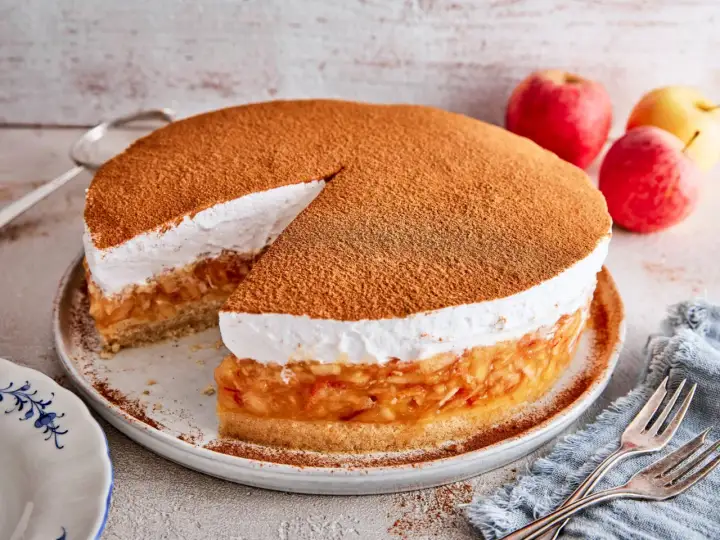 Saftige schwedische Apfeltorte mit Zimt und Sahne, bereit zum Genießen.